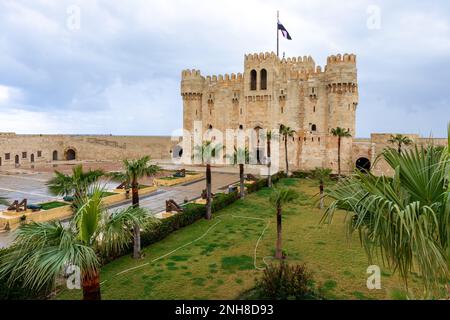 Citadelle de Qaitbay, forteresse défensive datant de 15th ans située sur la côte méditerranéenne de la mer. Alexandrie, Égypte. Afrique. Banque D'Images