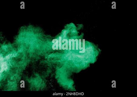 Poudre de couleur verte sur fond noir nuage explosion.Green dust splash. Banque D'Images