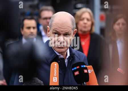 Duisburg, Allemagne. 21st févr. 2023. Le chancelier allemand OLAF Scholz (SPD) parle aux journalistes. Scholz a découvert l'état actuel de la recherche sur l'hydrogène et les piles à combustible à l'Université de Duisburg Essen. Credit: Oliver Berg/dpa/Alay Live News Banque D'Images