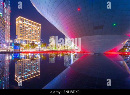 Incheon, Corée du Sud - 11 octobre 2020 : Hyperlapsus du bâtiment Tri-Bowl à Central Park dans le quartier Songdo, Incheon, Corée du Sud. Banque D'Images
