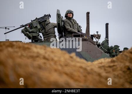 Pabrade, Lituanie. 21st févr. 2023. PABRADE - le roi Willem-Alexander participe à un exercice lors de sa visite à des soldats néerlandais dans la zone d'entraînement de Pabrade, en Lituanie. Les soldats font partie de la présence avancée renforcée de l'OTAN. ANP ROBIN VAN LONKHUIJSEN pays-bas Out - belgique Out Credit: ANP/Alay Live News Banque D'Images