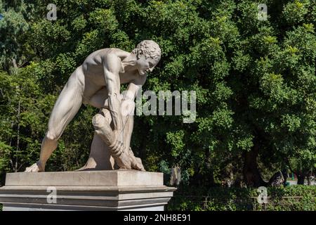 Athènes, Grèce - 25 septembre 2021 : sculpture en chopper devant le stade panathénaïque ou Kallimarmaro à Athènes en Grèce Banque D'Images