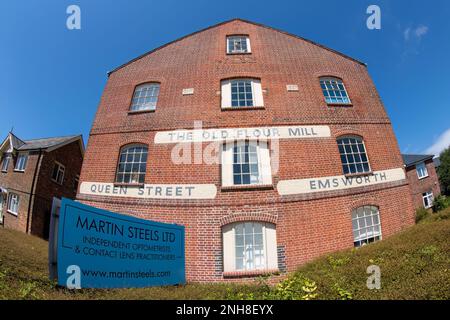 The Old Flour Mill Queen Street Emsworth Hampshire England pris avec un objectif de poisson Banque D'Images