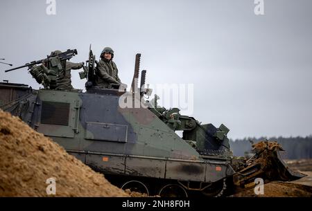 Pabrade, Lituanie. 21st févr. 2023. PABRADE - le roi Willem-Alexander participe à un exercice lors de sa visite à des soldats néerlandais dans la zone d'entraînement de Pabrade, en Lituanie. Les soldats font partie de la présence avancée renforcée de l'OTAN. ANP ROBIN VAN LONKHUIJSEN pays-bas Out - belgique Out Credit: ANP/Alay Live News Banque D'Images