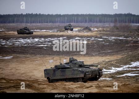 Pabrade, Lituanie. 21st févr. 2023. PABRADE - le roi Willem-Alexander participe à un exercice lors de sa visite à des soldats néerlandais dans la zone d'entraînement de Pabrade, en Lituanie. Les soldats font partie de la présence avancée renforcée de l'OTAN. ANP ROBIN VAN LONKHUIJSEN pays-bas Out - belgique Out Credit: ANP/Alay Live News Banque D'Images