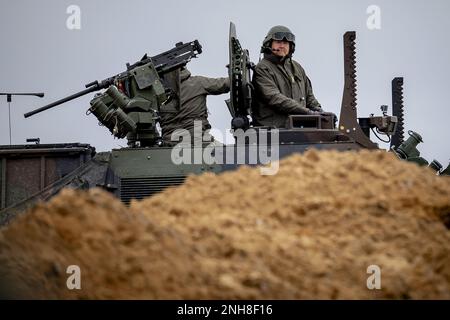 Pabrade, Lituanie. 21st févr. 2023. PABRADE - le roi Willem-Alexander participe à un exercice lors de sa visite à des soldats néerlandais dans la zone d'entraînement de Pabrade, en Lituanie. Les soldats font partie de la présence avancée renforcée de l'OTAN. ANP ROBIN VAN LONKHUIJSEN pays-bas Out - belgique Out Credit: ANP/Alay Live News Banque D'Images