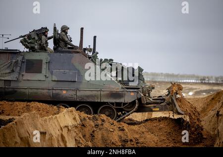 Pabrade, Lituanie. 21st févr. 2023. PABRADE - le roi Willem-Alexander participe à un exercice lors de sa visite à des soldats néerlandais dans la zone d'entraînement de Pabrade, en Lituanie. Les soldats font partie de la présence avancée renforcée de l'OTAN. ANP ROBIN VAN LONKHUIJSEN pays-bas Out - belgique Out Credit: ANP/Alay Live News Banque D'Images