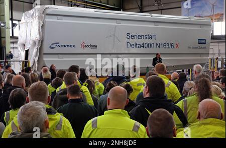 Rostock, Allemagne. 21st févr. 2023. Chez Nordex Energy, les employés regardent le début cérémonial de la production en série des turbines de 6 MW. À long terme, jusqu'à 150 nacelles, qui ont près de 13 mètres de long, 7 mètres de haut et pèsent plus de 70 tonnes, seront construites chaque année. Credit: Bernd Wüstneck/dpa/Alay Live News Banque D'Images