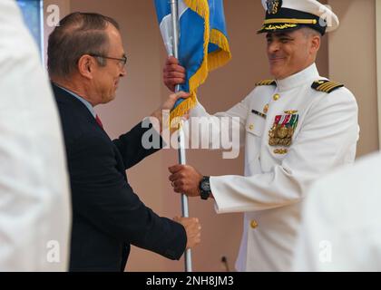 Le Dr Brian C. Lein , directeur adjoint de l'administration des soins de santé à l'Agence de la santé de la Défense, transfère la direction du marché côtier de Caroline du Nord aux États-Unis Capitaine de la Marine Kevin J. Brown. Banque D'Images