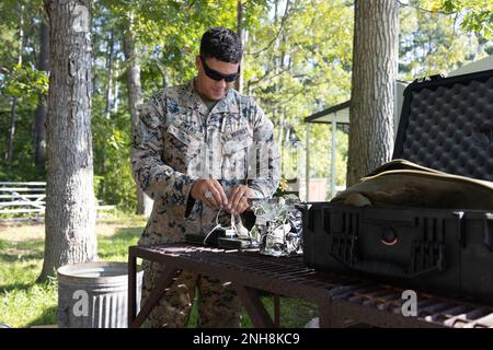 ÉTATS-UNIS Le sergent Nicholas Owens du corps maritime, un technicien en élimination des munitions explosives affecté au quartier général et à l'escadron du quartier général, attache des explosifs C-4 lors d'un exercice d'entraînement en direct à la station aérienne du corps maritime Cherry point, en Caroline du Nord, en 27 juillet 2022. Ces exercices aident les techniciens à neutraliser et à détruire efficacement les munitions explosives et autres dangers à distance de sécurité. Banque D'Images