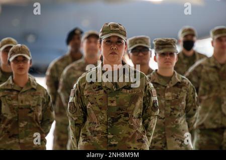 ÉTATS-UNIS Elizabeth Aptekar, commandant du groupe de soutien de la mission 60th, se tient devant la formation de 60th MSG lors de la cérémonie de passation de commandement de l'aile de la mobilité aérienne 60th à la base aérienne de Travis, en Californie, au 27 juillet 2022. Le général Kenneth Bibb, commandant de la Force aérienne en 18th, a présidé la cérémonie alors que le colonel Derek Salmi a assumé le commandement de l'aile du colonel Corey Simmons. Banque D'Images