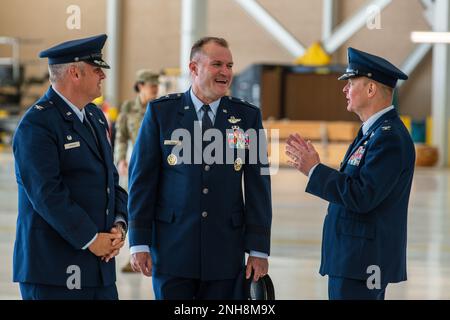 De gauche à droite, États-Unis Le colonel Corey Simmons, commandant sortant de l'escadre de la mobilité aérienne 60th, le général Kenneth Bibb, commandant de la Force aérienne 18th et le colonel Derek Salmi, commandant entrant de l'escadre de la mobilité aérienne 60th, se rendent en visite avant la cérémonie de changement de commandement de l'escadre à la base aérienne de Travis, en Californie, au 27 juillet 2022. Une cérémonie de changement de commandement est une tradition militaire de transfert officiel du commandement, des responsabilités et de l'autorité d'un commandant à un autre. Banque D'Images