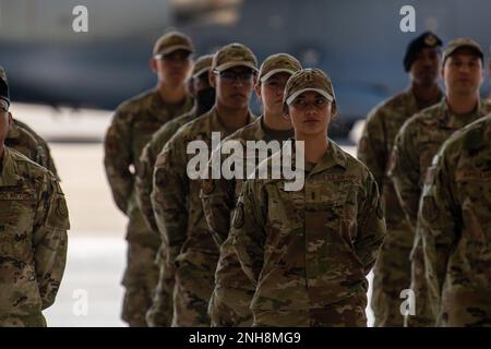 Des aviateurs affectés au groupe de soutien de la mission 60th sont en formation lors de la cérémonie de changement de commandement de l'aile de la mobilité aérienne de 60th à la base aérienne de Travis, en Californie, au 27 juillet 2022. Le général Kenneth Bibb, commandant de la Force aérienne en 18th, a présidé la cérémonie alors que le colonel Derek Salmi a assumé le commandement de l'aile du colonel Corey Simmons. Banque D'Images