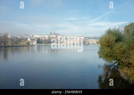 Panorama de la capitale de Prague dans le brouillard du matin avec la Vltava et le château de Prague Banque D'Images