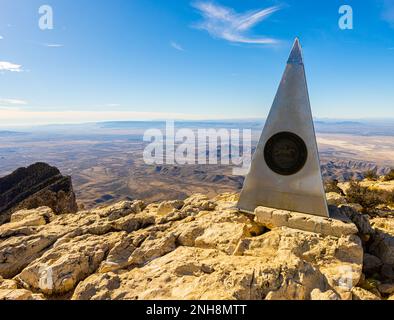 Marqueur sur le sommet de Guadalupe Peak, Guadalupe Peak Trail, Guadalupe Mountains National Park, Texas, États-Unis Banque D'Images