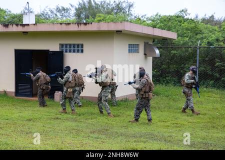 SANTA RITA, Guam (27 juillet 2022) les marins et les marins du Groupe de sécurité expéditionnaire maritime (GMIN) One, détachement de Guam, prennent des mesures de contre-pension dans le cadre de leur programme annuel d'évaluation de la formation au niveau de l'unité (ULTRA-S). Banque D'Images