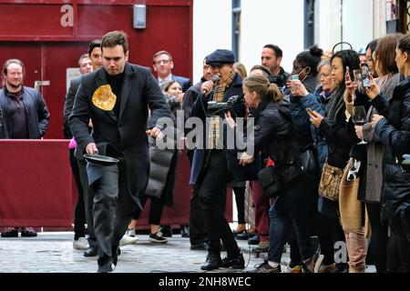 Londres, Royaume-Uni. 21st février 2023. La course annuelle de crêpes organisée par la Lamb Tavern a eu lieu pendant le déjeuner dans l'historique Leadenhall Market de Square Mile. Des groupes de quatre ont mené une course de relais spectaculaire, sur un parcours de 20 mètres de long, pour avoir la chance de faire graver le nom de leur équipe sur le trophée de la poêle d'or. Crédit : onzième heure Photographie/Alamy Live News Banque D'Images