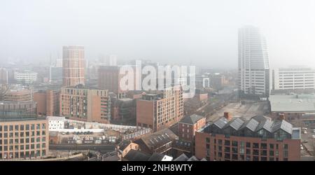 LEEDS, ROYAUME-UNI - 14 FÉVRIER 2023. Une vue panoramique aérienne de la ville de Leeds avec le gratte-ciel de Bridgewater place obscurci par le brouillard et la brume redu Banque D'Images