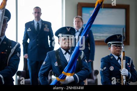 La Garde d’honneur d’Eglin présente les couleurs lors de la cérémonie de passation de commandement du Groupe d’appui à la mission de 96th, 27 juillet, à la base aérienne d’Eglin, Fla Coll. Tassika Davis, a pris les rênes du groupe du colonel Kenneth Black pendant la cérémonie. (É.-U. Photo de la Force aérienne/Samuel King Jr.) Banque D'Images