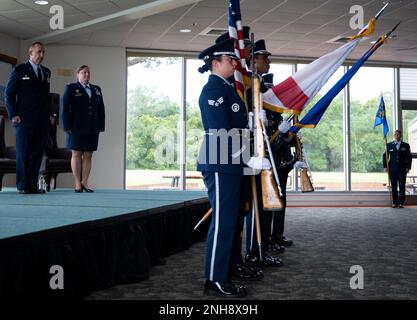 Kenneth Black et Tassika Davis du colonel sont à l’attention de l’équipe lors de la présentation des couleurs lors de la cérémonie de passation de commandement du Groupe de soutien à la mission de 96th, 27 juillet, à la base aérienne d’Eglin, en Floride Davis a pris les rênes du groupe de Black au cours de la cérémonie. (É.-U. Photo de la Force aérienne/Samuel King Jr.) Banque D'Images