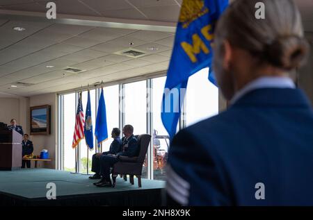 Kenneth Black et Tassika Davis du colonel sont à l’attention de l’équipe lors de la présentation des couleurs lors de la cérémonie de passation de commandement du Groupe de soutien à la mission de 96th, 27 juillet, à la base aérienne d’Eglin, en Floride Davis a pris les rênes du groupe de Black au cours de la cérémonie. (É.-U. Photo de la Force aérienne/Samuel King Jr.) Banque D'Images