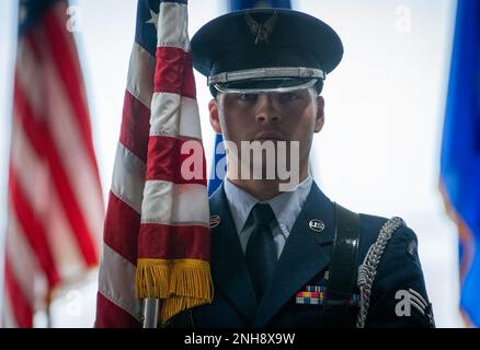 Le premier Airman Jake Sheppard, Garde d’honneur d’Eglin, détient le drapeau américain lors de la cérémonie de passation de commandement du Groupe de soutien à la mission de 96th, 27 juillet, à la base aérienne d’Eglin, Fla Coll. Tassika Davis, a pris les rênes du groupe du Col. Kenneth Black pendant la cérémonie. (É.-U. Photo de la Force aérienne/Samuel King Jr.) Banque D'Images