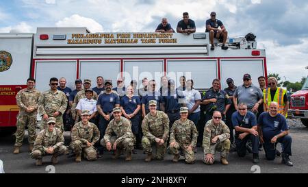Représentants de CSX Railyard, officiers du service des incendies de Philadelphie et des États-Unis Les soldats de l'armée affectés à la compagnie chimique 140th, la Garde nationale de Californie, posent pour une photographie lors de l'exercice dense Urban terrain (DUT) au chantier ferroviaire CSX de Philadelphie, Pennsylvanie, 27 juillet 2022. Le Groupe de travail 46 et plus de 600 membres du personnel de ses partenaires fédéraux, d'État, locaux, privés et universitaires ont collaboré à l'exercice le plus récent de l'ACT. La série d’exercices de la DUT a débuté en 2018 et est devenue l’un des premiers exercices de défense nationale et de défense de tous risques conçus pour améliorer l’INT Banque D'Images