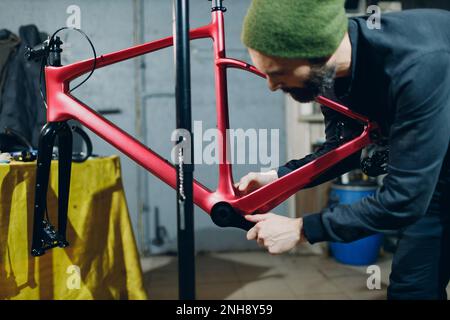 Mécanicien réparateur montage avec clé vélo personnalisé en atelier Banque D'Images