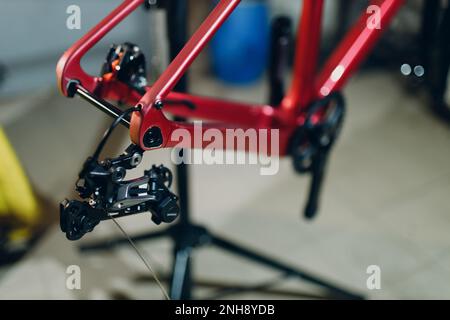 Mécanicien réparateur d'assemblage de vélo personnalisé en atelier Banque D'Images