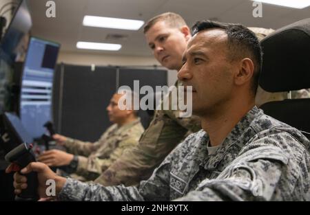 Force aérienne colombienne Brig. Le général Pedro Arnulfo Sánchez Suárez, commandant adjoint des opérations spéciales interarmées, effectue un exercice sur un simulateur d'esprit vigilant lors d'une visite au 558th e Escadron d'entraînement de vol de la base conjointe San Antonio-Randolph, Texas, 27 juillet 2022. Le simulateur vigilant Spirit est conçu pour être immersif et réaliste pour les exploitants d'aéronefs pilotés à distance. Banque D'Images