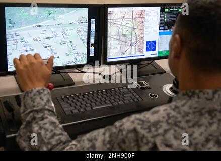 Force aérienne colombienne Brig. Le général Pedro Arnulfo Sánchez Suárez, commandant adjoint des opérations spéciales interarmées, utilise un simulateur d'avion à distance lors d'une visite au 558th e Escadron d'entraînement de vol de la base conjointe San Antonio-Randolph, Texas, 27 juillet 2022. Les simulateurs utilisent deux opérateurs, l'un pour identifier les zones cibles et l'autre pour faire fonctionner les systèmes d'armes. Banque D'Images