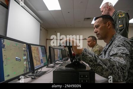 Force aérienne colombienne Brig. Le général Pedro Arnulfo Sánchez Suárez, commandant adjoint des opérations spéciales interarmées, utilise un simulateur d'avion à distance lors d'une visite au 558th e Escadron d'entraînement de vol de la base conjointe San Antonio-Randolph, Texas, 27 juillet 2022. Les simulateurs utilisent deux opérateurs, l'un pour identifier les zones cibles et l'autre pour faire fonctionner les systèmes d'armes. Banque D'Images