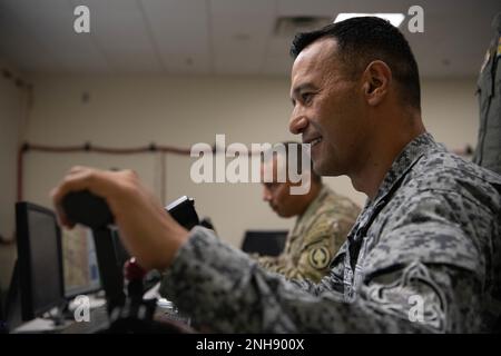 Force aérienne colombienne Brig. Le général Pedro Arnulfo Sánchez Suárez, commandant adjoint des opérations spéciales interarmées, utilise un simulateur d'avion à distance lors d'une visite au 558th e Escadron d'entraînement de vol de la base conjointe San Antonio-Randolph, Texas, 27 juillet 2022. Les simulateurs utilisent deux opérateurs, l'un pour identifier les zones cibles et l'autre pour faire fonctionner les systèmes d'armes. Banque D'Images