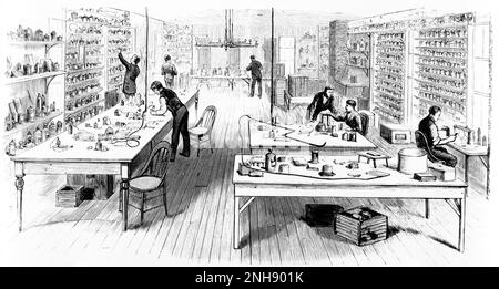 Hommes travaillant dans le laboratoire de Thomas Edison à Menlo Park, New Jersey. Gravure en bois du journal illustré de Frank Leslie, 1880. Banque D'Images