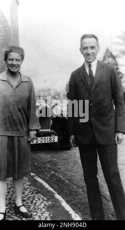 Hertha Stoner (à gauche) et Otto Oldenburg (à droite) dans une rue, vers 1927. Hertha Stoner (1895-1968) est un physicien et chimiste allemand qui a contribué à la mécanique quantique moderne et à la physique moléculaire. Oldenburg était professeur de physique à Gottingen et à l'université de Harvard. Banque D'Images