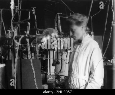 Hertha Stoner (1895-1968), physicien et chimiste allemand, travaillant avec des équipements dans un laboratoire. Stoner a contribué à la mécanique quantique moderne et à la physique moléculaire. Banque D'Images