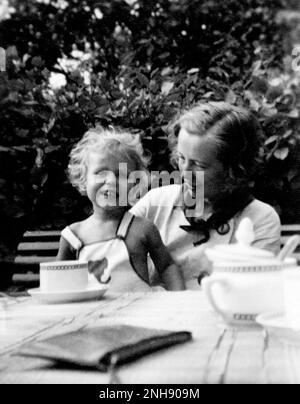 Maria Goeppert-Mayer (1906-1972) avec sa fille Marianne, été 1935. Mayer était un physicien théorique américain d'origine allemande et lauréat du prix Nobel de physique pour avoir proposé le modèle de la coque nucléaire du noyau atomique. Elle a été la deuxième femme à remporter un prix Nobel de physique, d'après Marie Curie. Banque D'Images
