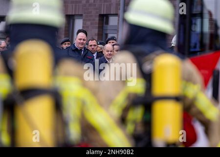 Duisburg, Allemagne. 21st févr. 2023. Le chancelier OLAF Scholz (M, SPD) surveille un exercice de service d'incendie. Credit: Christoph Reichwein/dpa/Alay Live News Banque D'Images