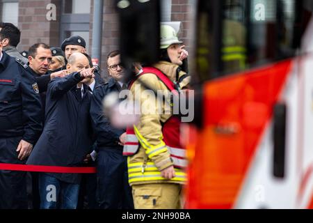 Duisburg, Allemagne. 21st févr. 2023. Le chancelier OLAF Scholz (2nd de gauche, SPD) surveille un exercice de service d'incendie. Credit: Christoph Reichwein/dpa/Alay Live News Banque D'Images