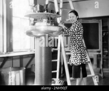 Chien-shiung Wu (1912-1997) assemble un générateur électrostatique au laboratoire de physique du Collège Smith, vers 1942. Wu était un physicien sino-américain qui a travaillé sur le projet Manhattan, en aidant à développer le processus de séparation de l'uranium métal dans les isotopes U-235 et U-238 par diffusion gazeuse. En 1956, Wu et Tsung-Dao Lee ont confirmé expérimentalement une théorie selon laquelle la parité est violée au cours de la désintégration radioactive faible, renversant de nombreuses hypothèses de base de la physique des particules. Banque D'Images