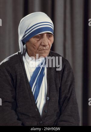 Mère Teresa en 1971. Mère Teresa (1910-1997), honorée dans l'Église catholique comme Sainte Thérèse de Calcutta, était une religieuse et missionnaire catholique albanais-indien. Photographie de Bernard Gotfryd. Banque D'Images