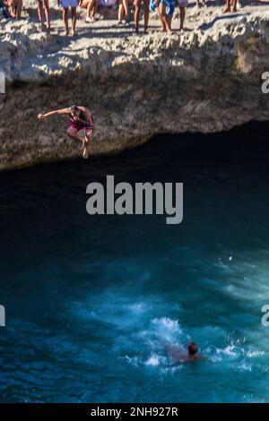 Les couleurs magnifiques de la mer à Apulia Banque D'Images