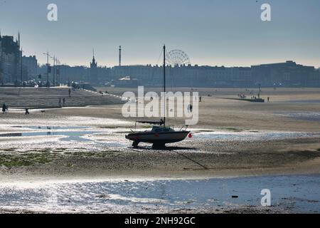 Déferlez dans le port de Margate dans le Kent par une journée d'hiver Banque D'Images