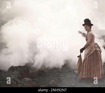 Femme avec parasol sur le bord du cratère actif, Vulcano, îles éoliennes, Italie, vers 1880s. Diapositive de lanterne en verre de Tempest Anderson (1846-1913). Colorisé. Banque D'Images