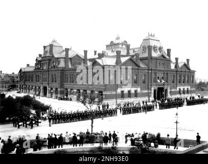 Grève des cheminots face aux troupes de la Garde nationale de l'Illinois à Chicago lors de la grève Pullman, 1894. La grève Pullman comprenait deux grèves interdépendantes en 1894, d'abord par l'American Railway Union (ARU) contre l'usine Pullman de Chicago, puis, lorsque cela a échoué, un boycott national contre tous les trains transportant des voitures Pullman, Qui a duré de 11 mai à 20 juillet et a été un tournant pour le droit du travail américain./n/n. Banque D'Images