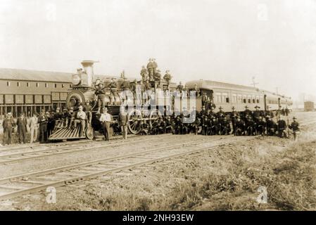 Train de patrouille spécial, Rock Island Railroad, avec compagnie C, 15th U. S. infanterie à Blue Island, Illinois. La grève Pullman comprenait deux grèves interdépendantes en 1894, d'abord par l'American Railway Union (ARU) contre l'usine Pullman de Chicago, puis, lorsque cela a échoué, un boycott national contre tous les trains transportant des voitures Pullman, Qui a duré de 11 mai à 20 juillet et a été un tournant pour le droit du travail américain./n/n Banque D'Images