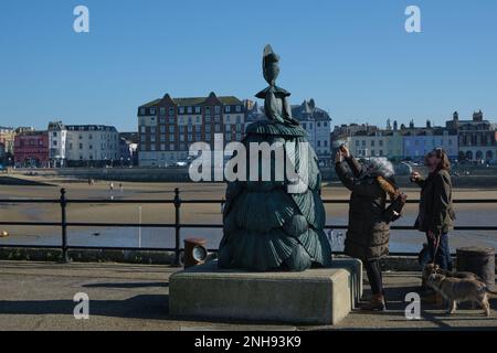 Les touristes photographiant Mme Booth - la sculpture de bronze mae à ressembler à des coquillages dans Margate Harbour, Kent Banque D'Images