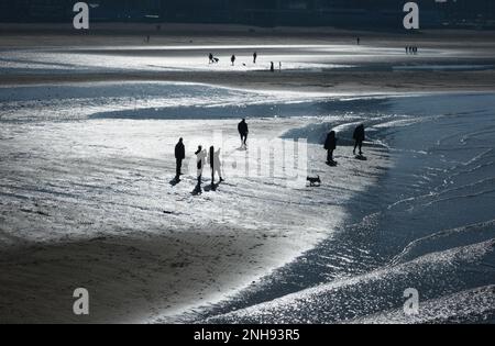 Déferlez dans le port de Margate dans le Kent par une journée d'hiver Banque D'Images