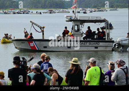 ANT Chincoteague assure la sécurité lors de la nage avec les poneys de 2022 sur l'île de Chincoteague, au 27 juillet 2022. La nage de poney annuelle est une tradition qui célèbre la traversée des poneys sauvages de Chincoteague à travers le chenal Assateague pour les enchères. Banque D'Images