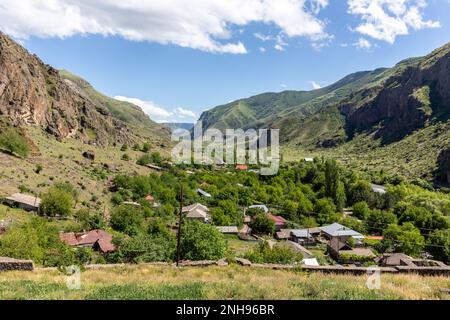 Village de Khertvisi à Mtkvari et vallée de la rivière Paravani dans les montagnes du petit Caucase, région de Samtskhe - Javakheti, Géorgie, vue de la forteresse de Khertvisi Banque D'Images